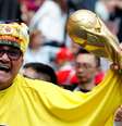 Este torcedor levou a própria taça  Foto: Christian Hartmann / Reuters