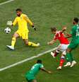 Denis Cheryshev marca seu segundo gol pela Rússia sobre a Arábia Saudita  Foto: Maxim Shemetov / Reuters