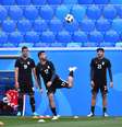 Time do Irã bate bola em treinamento  Foto: Dylan Martinez / Reuters