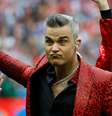 Robbie Williams durante cerimônia de abertura da Copa do Mundo  Foto: Kai Pfaffenbach / Reuters