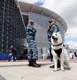 Agentes russos fazem segurança do lado externo do estádio do jogo entre Egito e Uruguai  Foto: Jason Cairnduff / Reuters