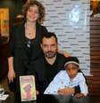 Leandra Leal e o marido, Alê Youssef, com a filha, Julia, no lançamento do primeiro livro do produtor cultural nesta quinta-feira, 14 de junho de 2018, no Rio  Foto: AGNews, Daniel Delmiro / PurePeople
