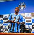 Maicosuel, quando foi apresentado pelo Grêmio em fevereiro  Foto: Lucas Uebel/Gremio FBPA / Divulgação