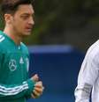 Joachim Löw, ao fundo, comanda treino com Özil (esq.) e Gündogan (dir.) já na Rússia  Foto: DW / Deutsche Welle