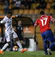 O atacante Rodrygo parte para cima da defesa do Nacional do Uruguai com a bola dominada  Foto: Ricardo Nogueira / Getty Images 