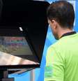 O árbitro Andrés Cunha revisa as imagens para mudar sua decisão  Foto: Getty Images / BBC News Brasil