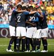 Jogadores franceses comemoram primeiro gol em pênalti marcado com auxílio da tecnologia de vídeo (VAR)  Foto: Robert Cianflone / Getty Images 