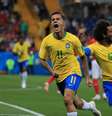 Coutinho e Marcelo comemoram gol do Brasil contra a Suíça  Foto: Eduardo Nicolau / Estadão Conteúdo