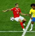 Willian em ação contra o lateral da Suíça, Rodríguez  Foto: Jason Cairnduff / Reuters