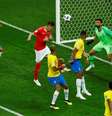 Zuber toca em Miranda e cabeceia para marcar o gol da Suíça no empate contra o Brasil  Foto: Jason Cairnduff / Reuters