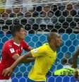 Steven Zuber, meia da seleção suíça, desloca Miranda antes de marcar o gol  Foto: Reprodução / Fifa TV / Estadão