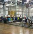 Autoridades publicaram esta imagem com imigrantes em uma espécie de jaula; jornalistas disseram ter visto crianças em condições semelhantes  Foto: Alfândega e Proteção de Fronteiras dos EUA / BBC News Brasil