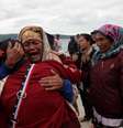 Familiares de passageiros de uma barca choram após naufrágio na Indonésia 19/06/2018 REUTERS/Albert Damanik   Foto: Reuters