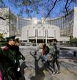 Pessoas passam por sede do banco central da China em Pequim 20/11/2013   REUTERS/Jason Lee  Foto: Reuters