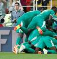 Jogadores de Senegal fazem um "montinho" na comemoração do segundo gol contra a Polônia  Foto: Christian Hartmann / Reuters