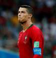 Cristiano Ronaldo se olha no telão na estreia da Copa  Foto: Carlos Barria / Reuters
