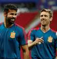 Diego Costa e Nacho Monreal em treinamento da Espanha  Foto: John Sibley / Reuters