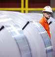 Funcionário caminha entre rolos de aço em fábrica da ArcelorMittal
13/03/2018 REUTERS/Mark Blinch  Foto: Reuters