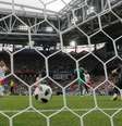 Brasileiro naturalizado polonês Thiago Cionek marca gol contra em jogo com Senegal  Foto: Gonzalo Fuentes / Reuters