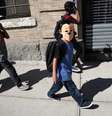 Crianças, com máscaras, deixam Centro Cayuga, que ofere serviços a crianças imigrantes separadas das famílias, em Nova York 21/6/2018 REUTERS/Mike Segar   Foto: Reuters