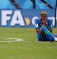 Neymar chora em campo após vitória do Brasil sobre a Costa Rica 22/06/2018  REUTERS/Marcos Brindicci  Foto: Reuters
