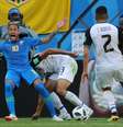 Neymar cai reclamando após contato com zagueiro adversário  Foto: Marcos Brindicci / Reuters