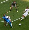 Neymar pede pênalti após sofrer contato na área  Foto: Lee Smith / Reuters