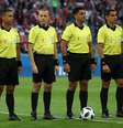A equipe de arbitragem do jogo entre Rússia e Egito, comandada pelo árbitro Enrique Caceres  Foto: Julian Finney / Getty Images