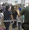 Em uma das unidades, 1.100 imigrantes aguardam em três alas para serem processados: crianças desacompanhadas, adultos sozinhos e pais com seus filhos  Foto: Alfândega e Proteção de Fronteiras dos EUA / BBC News Brasil