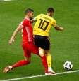 Syanm Ben Yousseff derruba o meia Eden Hazard dentro da área: pênalti  Foto: Kai Pfaffenbach / Reuters