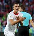 O meia Granit Xhaca comemora seu gol com homenagem à Albânia  Foto: Clive Rose / Getty Images