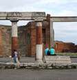 Turistas visitam ruas de paralelepípedo na antiga Pompeia, sul da Itália  Foto: Alessandro Bianchi / Reuters