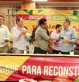 Presidente estadual do PCdoB, Wadson Ribeiro, cumprimenta Fernando Pimentel, que sinalizou apoio a pré-candidatura de Jô Moraes ao Senado  Foto: Fredericus Augustus/Divulgação / Estadão