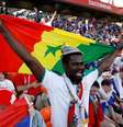 Torcedores de Senegal e do Japão curtem juntos o pré-jogo em Ecaterimburgo  Foto: Carlos Garcia Rawlins / Reuters