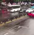Motorista perde o controle e bate Ferrari em cerca  Foto: Reprodução / Youtube