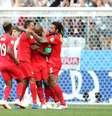 Baloy chora, e seus companheiros o abraçam após ele fazer o gol de honra do Panamá contra a Inglaterra  Foto: Clive Mason / Getty Images