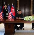 Presidente dos EUA, Donald Trump, e líder norte-coreano, Kim Jong Un, durante cúpula em Cingapura 12/06/2018 REUTERS/Jonathan Ernst  Foto: Reuters