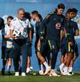Tite conversa com jogadores em treino neste domingo (25)  Foto:  Buda Mendes / Getty Images