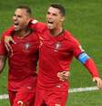 Quaresma e Cristiano Ronaldo comemoram gol de Portugal  Foto: Lucy Nicholson / Reuters