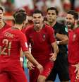 Portugueses comemoram classificação  Foto: Ricardo Moraes / Reuters