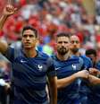 Varane e Giroud aquecem antes do começo da partida  Foto: Kai Pfaffenbach / Reuters