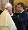 No Vaticano, Macron acaricia Papa e discute imigração  Foto: EPA / Ansa - Brasil