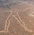 Desenho de homem de 4,2 km de 'altura' foi avistado pela primeira em 1998 por piloto de helicóptero  Foto: PHIL TURNER / BBC News Brasil