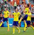 Jogadores da Suécia comemoram o resultado de 3 a 0 para cima do México e a vaga para as oitavas de final  Foto: Darren Staples / Reuters