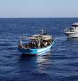 Barco de patrulha da Guarda Costeira da Itália intercepta embarcação de deslocados externos  Foto: ANSA / Ansa - Brasil