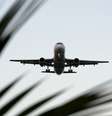 Avião prepara para pousar em aeroporto de Guarulhos, em São Paulo 27/03/2007  REUTERS/Paulo Whitaker  Foto: Reuters