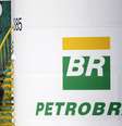 Funcionário pinta tanque da Petrobras em Brasília
30/09/2015
REUTERS/Ueslei Marcelino  Foto: Reuters