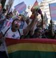 Ativistas de direitos para LGBTs entoam palavras de ordem enquanto tentam se reunir para parada de orgulho em Istambul, na Turquia
02/07/2017
REUTERS/Huseyin Aldemir   Foto: Reuters