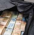 Agentes da fiscalização encontraram pacotes suspeitos dentro de mala após a bagagem passar por raio-x  Foto: Polícia Federal / Divulgação / Estadão