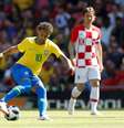 Neymar dribla durante a partida  Foto: Action Images  / Reuters